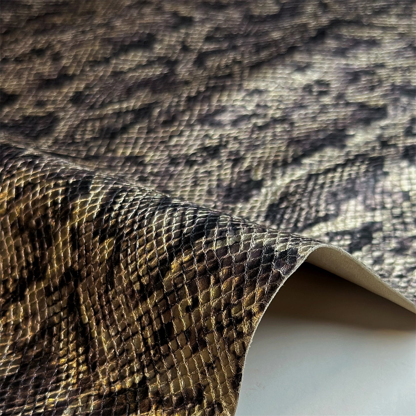 Metallic Lambskin With Snake Print 0.9-1.0mm // 2.25-2.5oz METALLIC SNAKE 1540