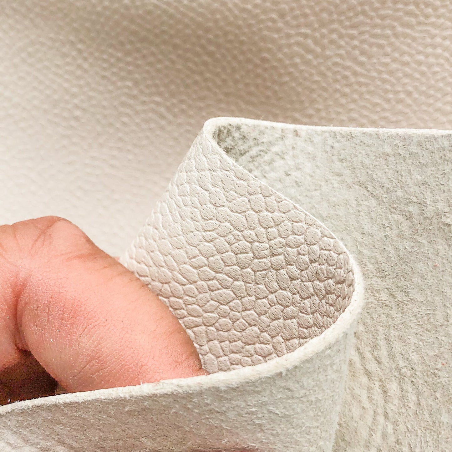 Milk White Textured Lambskin 1.0mm/2.5oz / MILKY WHITE PEBBLED 922
