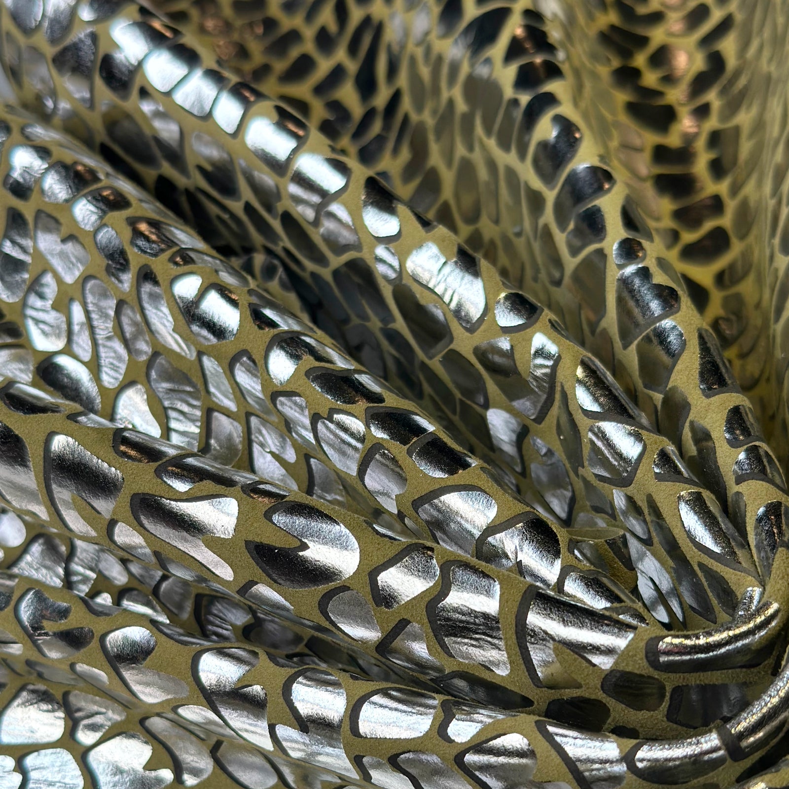 Metallic Giraffe Print Lambskin Leathe 0.8–0.9 mm (2-2.25 oz) Giraffe 1696