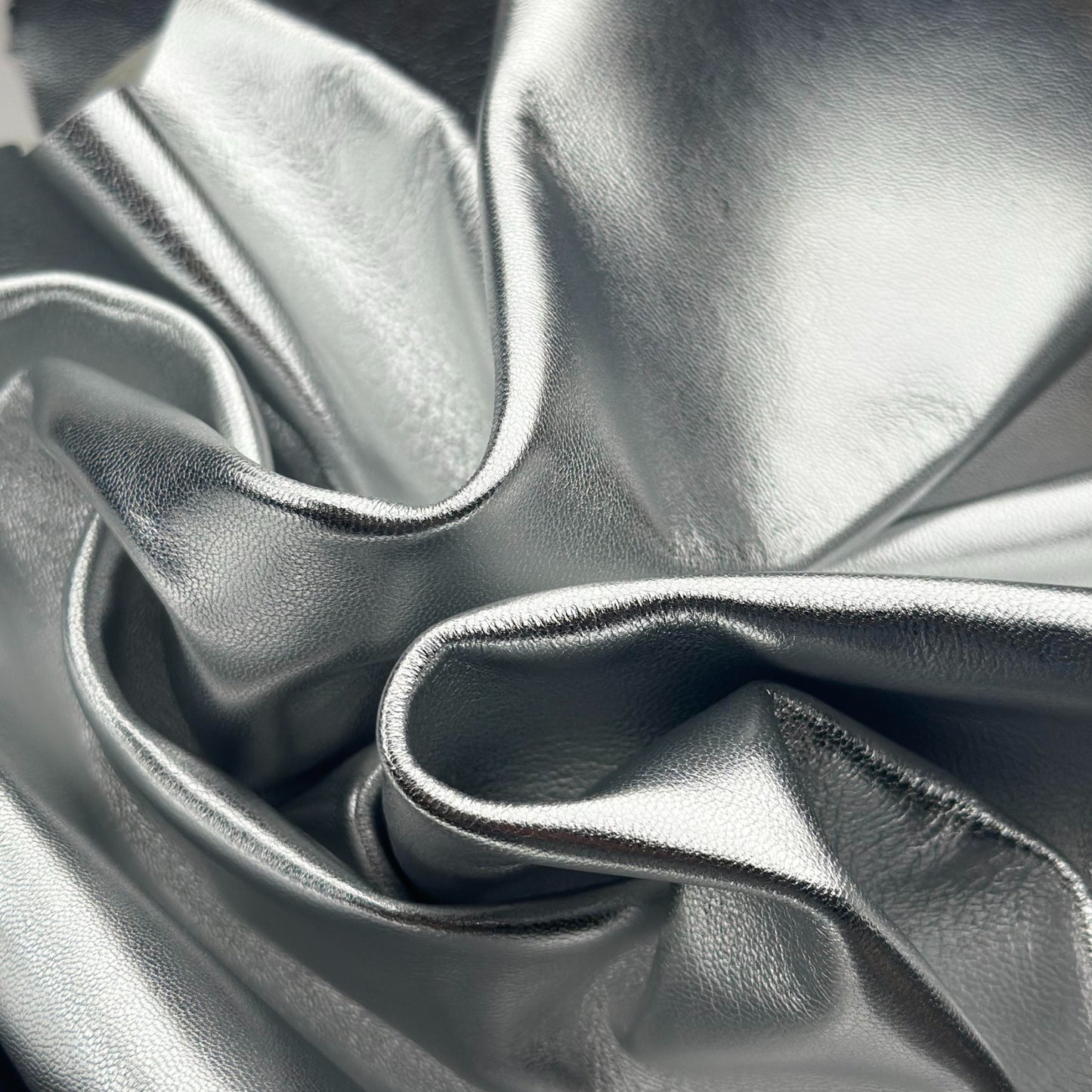 Silver Lambskin With Shine 0.8mm/2oz / SILVER CLOUD 601