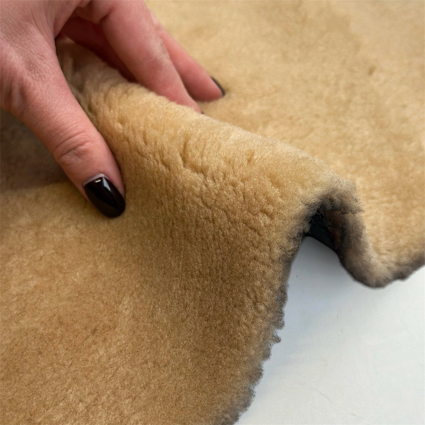 Beige Sherling Genuine Leather 1.4 - 1.6mm//3.5-4oz BEIGE SHEARLING 1584