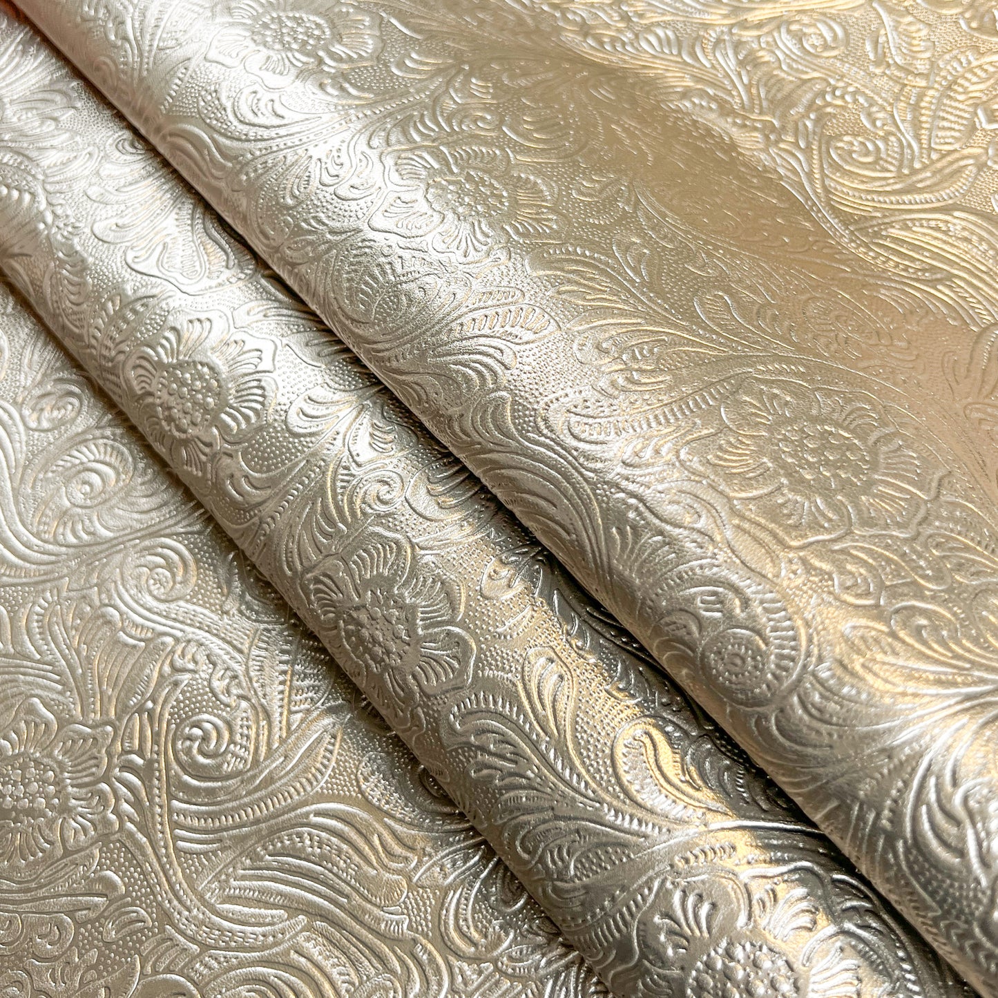 Light Gold Metallic Lambskin With Flower Print PEARL FLOWERS 1469 0.7mm/1.75