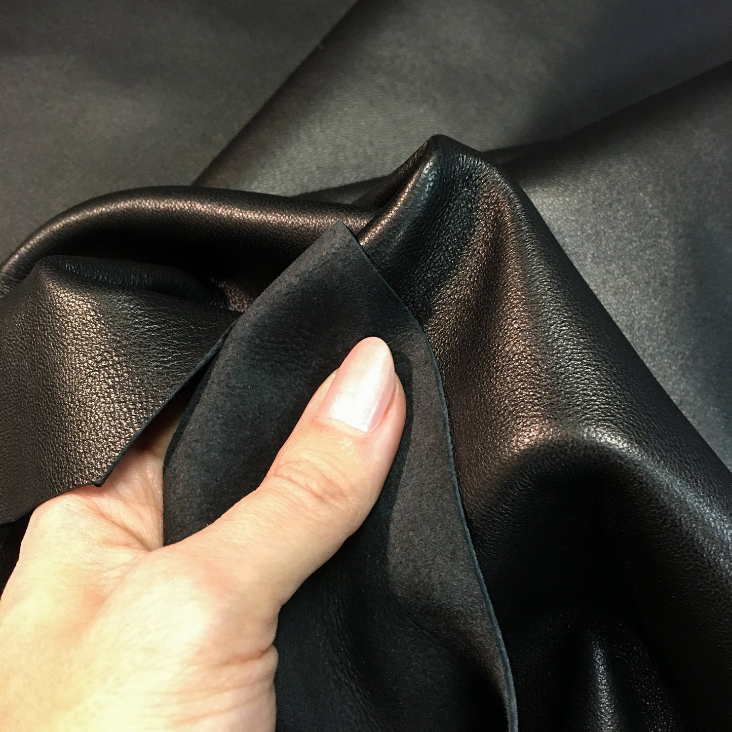 Black Lambskin Leather 2.25oz/0.9mm / Black LODGE 529