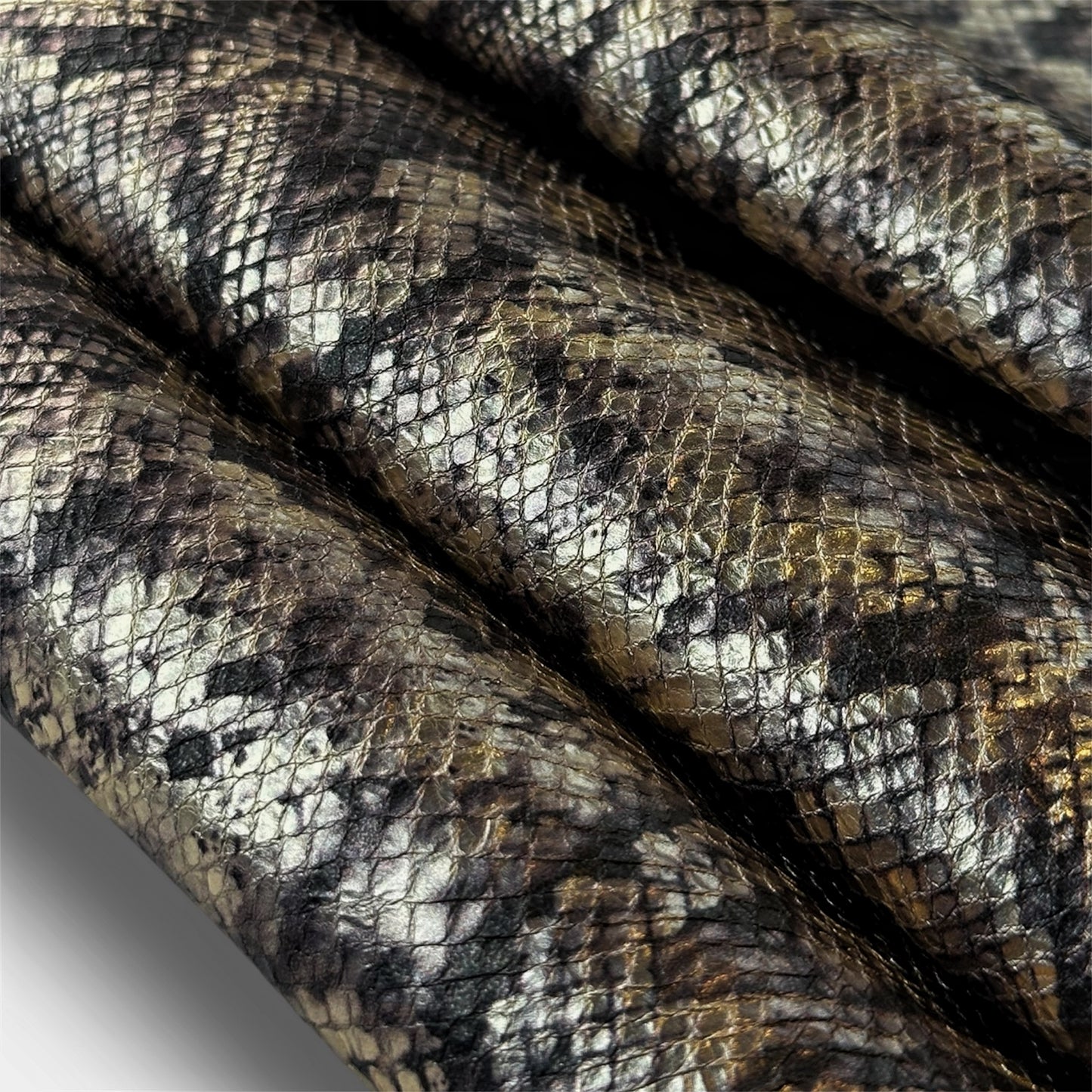 Metallic Lambskin With Snake Print 0.9-1.0mm // 2.25-2.5oz METALLIC SNAKE 1540