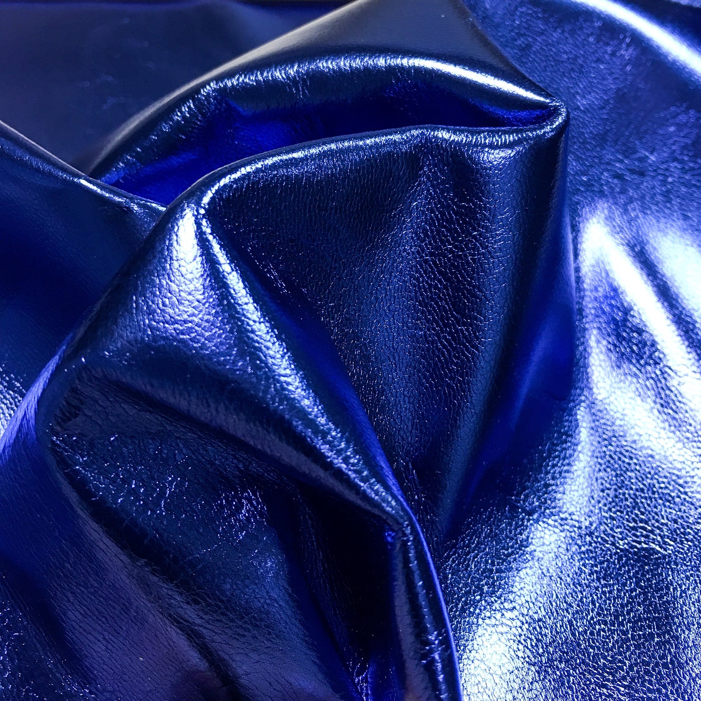 Blue Metallic Lambskin Hide 0.9mm/2.25oz / ROYAL BLUE 352