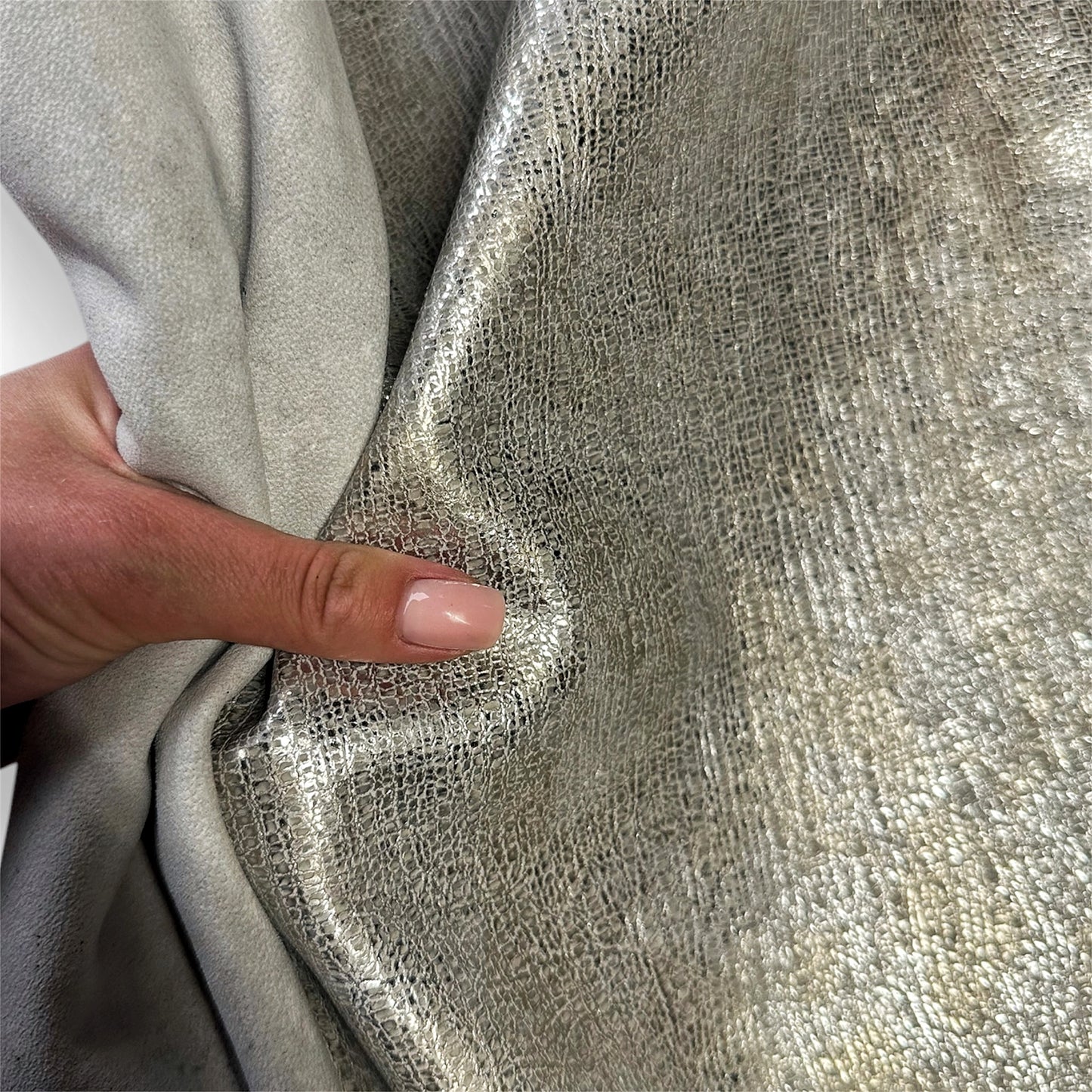Silver Metallic Lambskin With Texture 1-1.1mm/2.5-2.75oz TEXTURED SILVER 1539