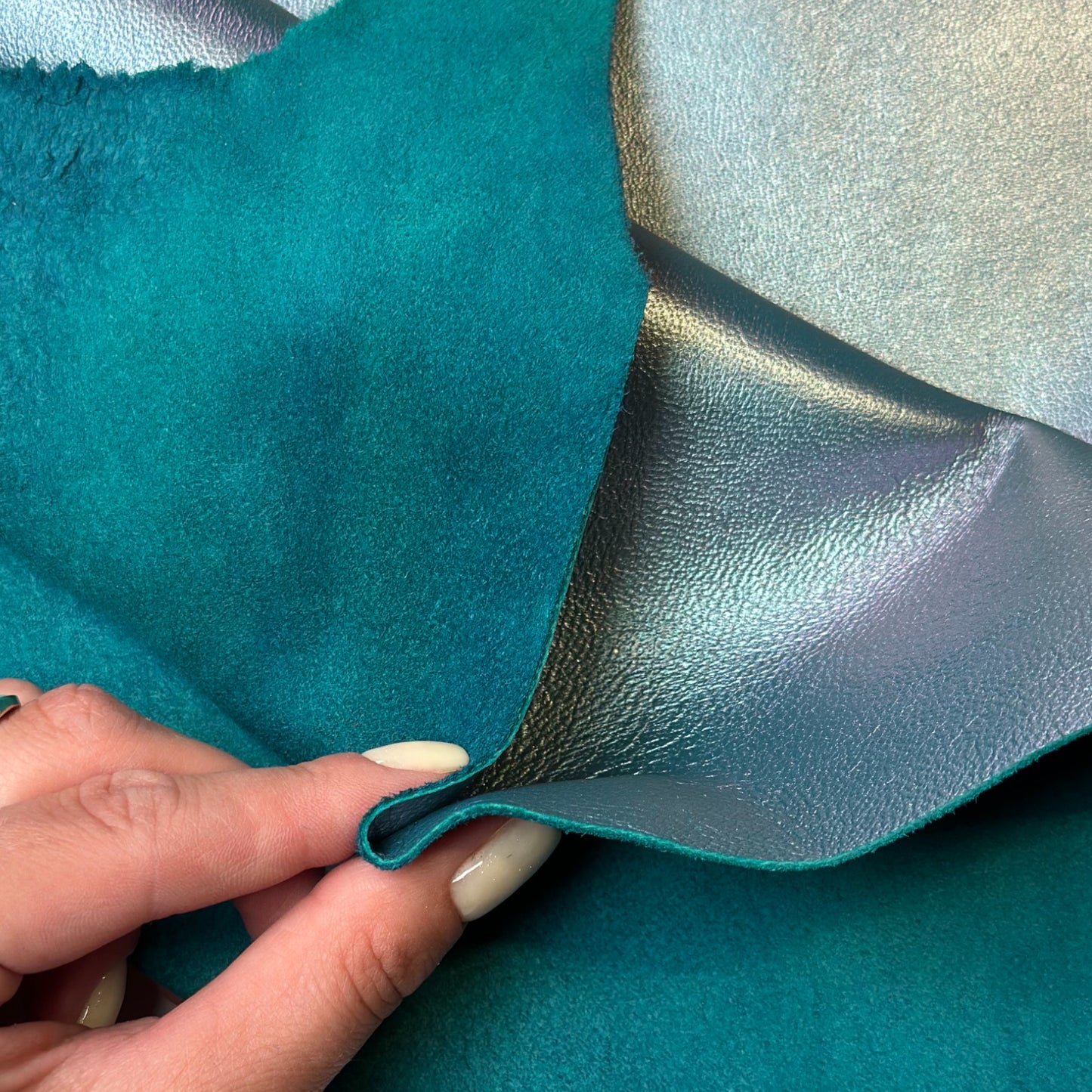 Perlamuter Green Mixed With Blue Lambskin Leather 0.8mm//2oz Peacock Blue1656