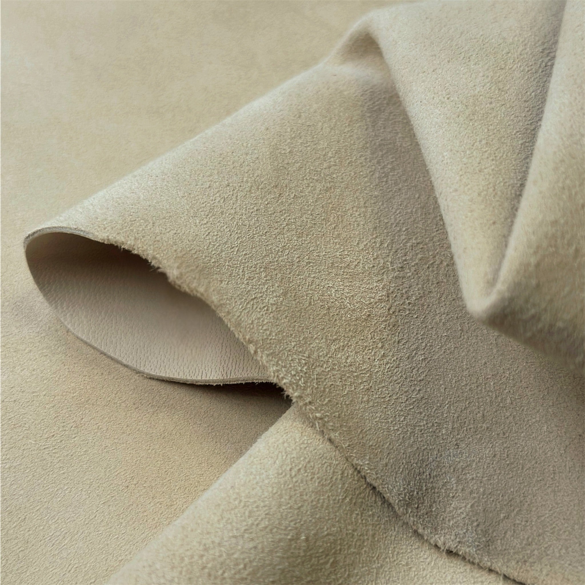 Warm White Suede Lambskin  0.8-0.9mm // 2-2.25oz MILKY 1575