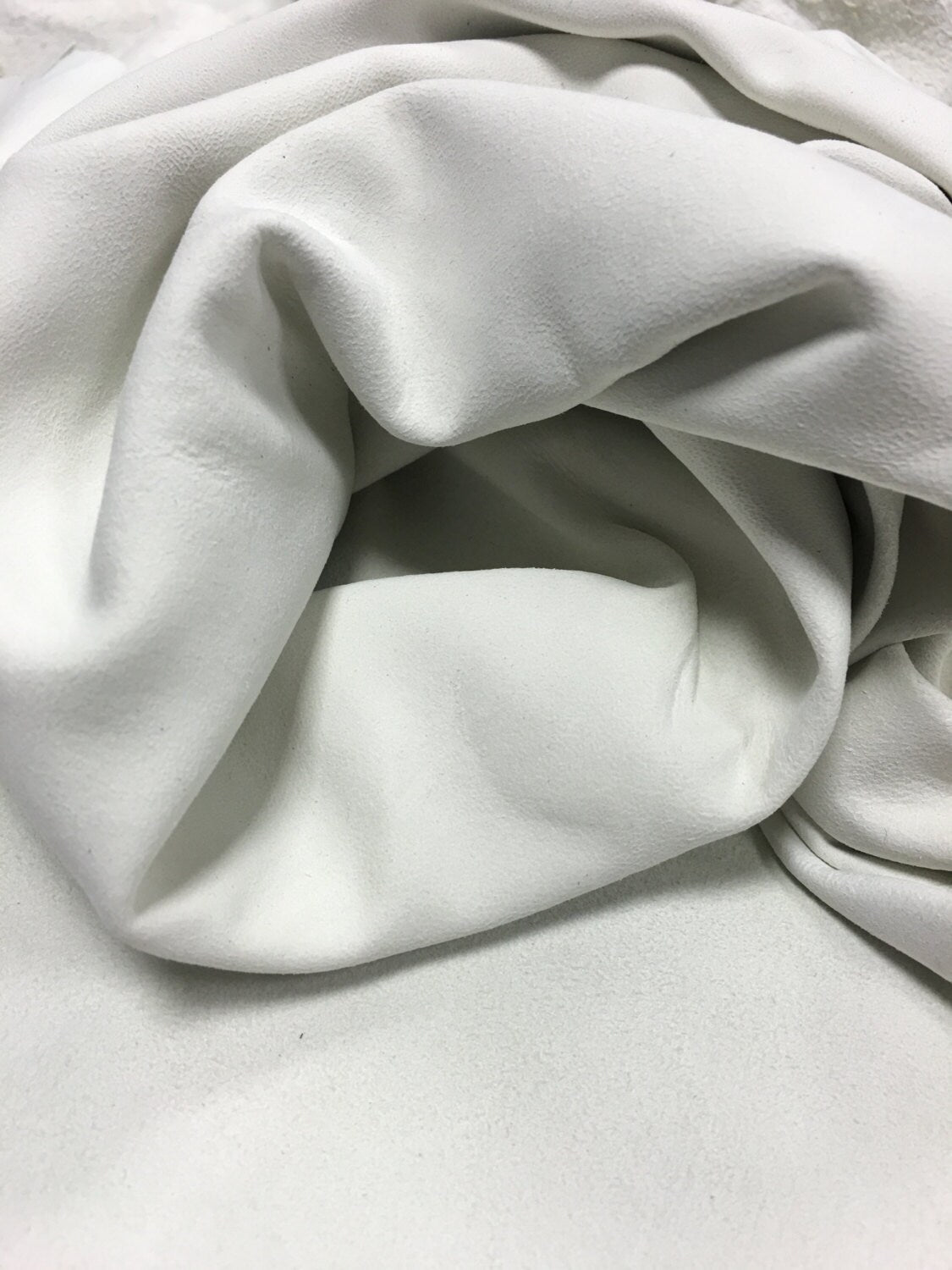 Snow White Lambskin Suede 0.6mm/1.5oz / SUEDE WHITE 118