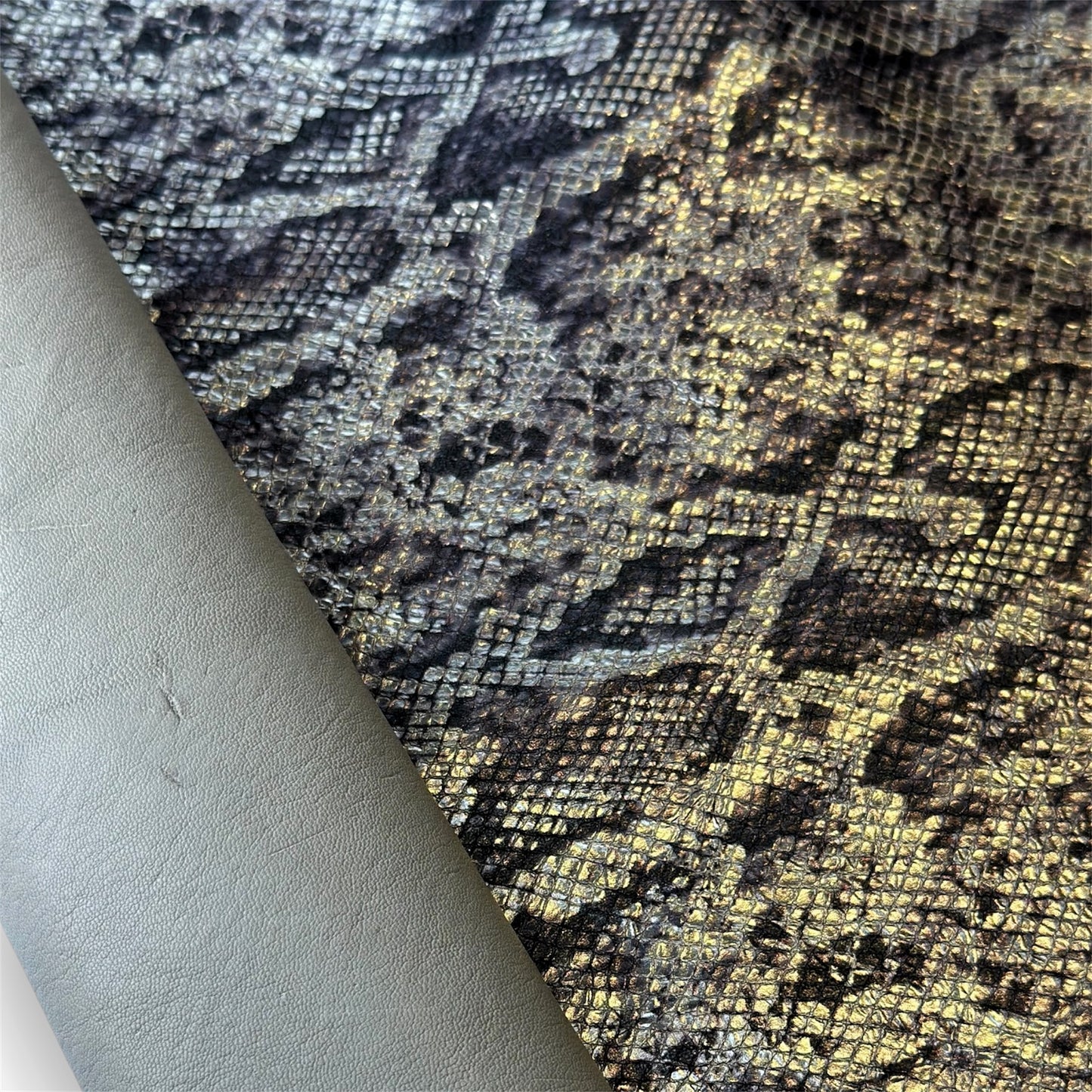 Metallic Lambskin With Snake Print 0.9-1.0mm // 2.25-2.5oz METALLIC SNAKE 1540