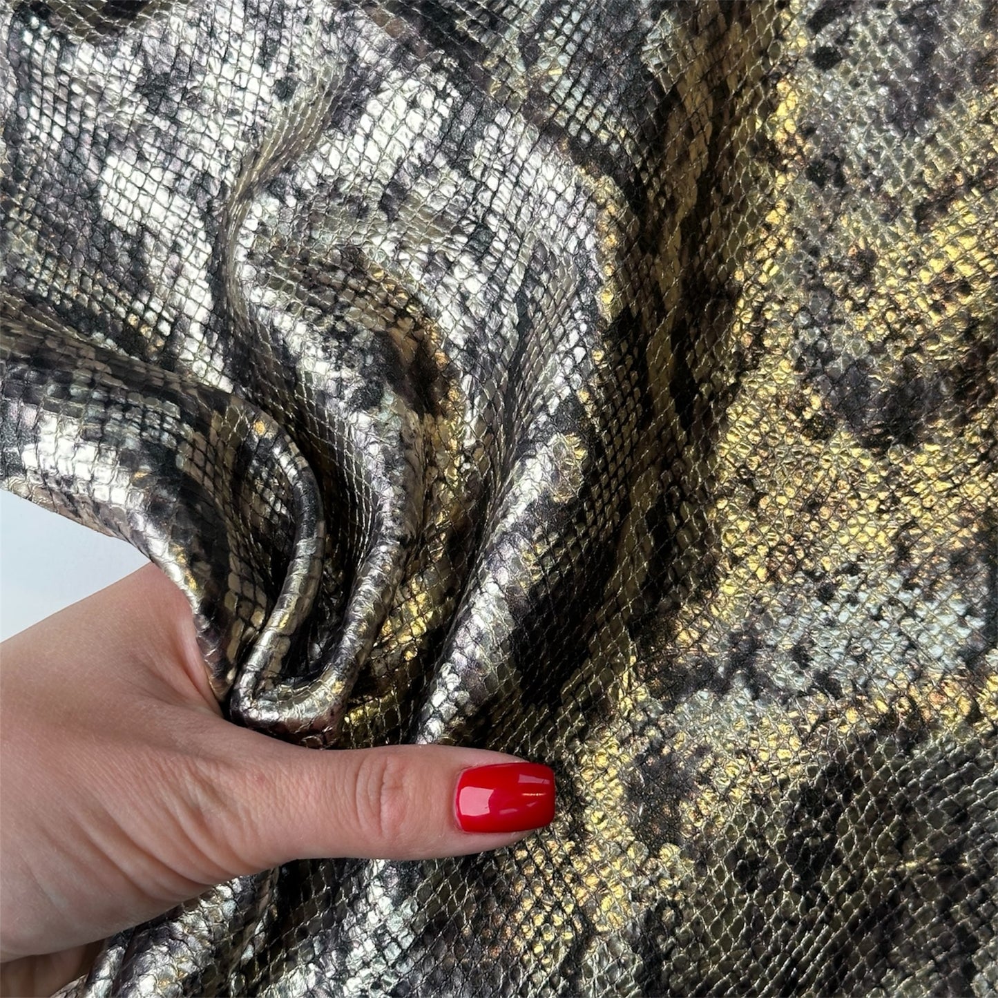Metallic Lambskin With Snake Print 0.9-1.0mm // 2.25-2.5oz METALLIC SNAKE 1540