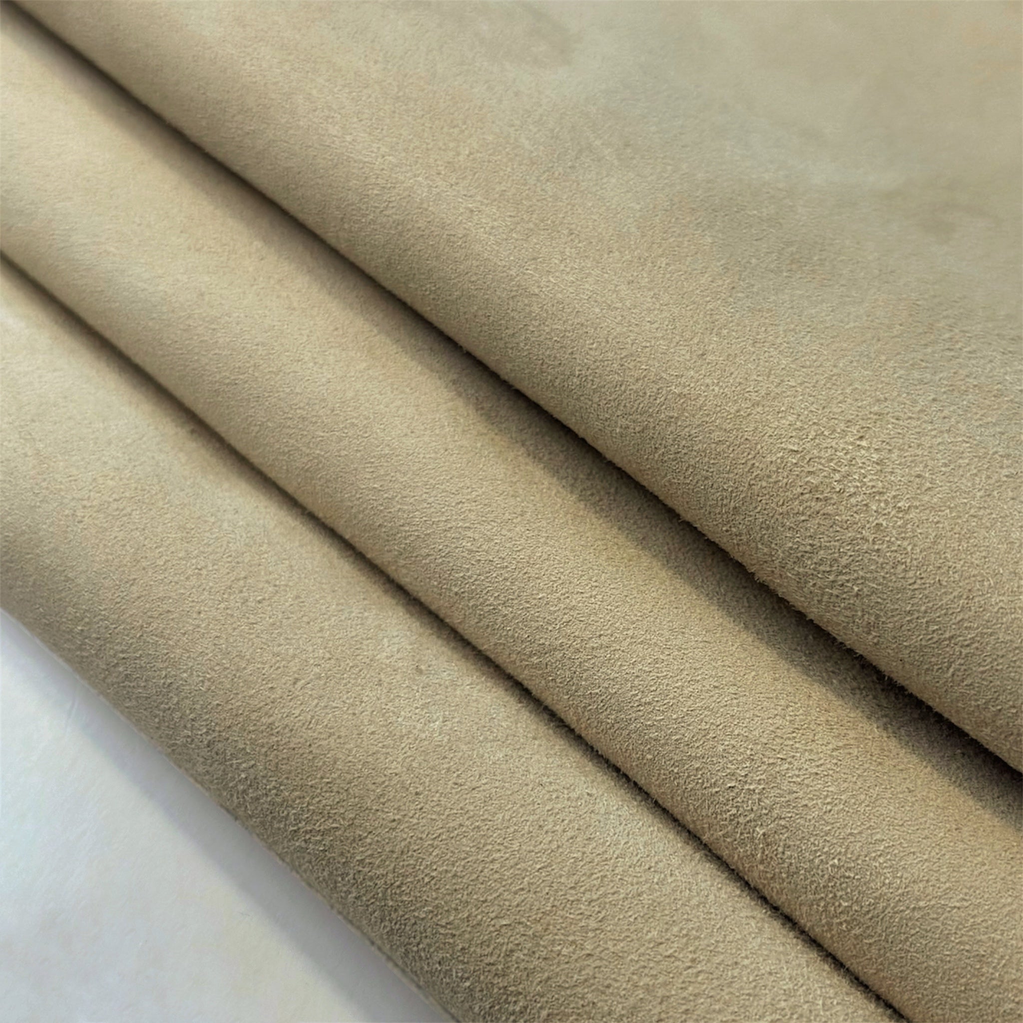 Warm White Suede Lambskin  0.8-0.9mm // 2-2.25oz MILKY 1575